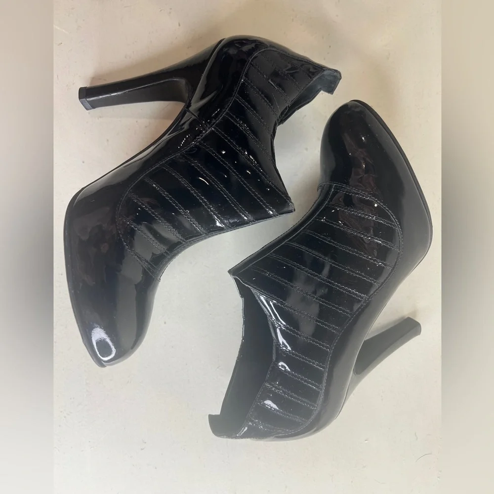 Chanel Size 39 Black Patent Leather Ribbed Ankle Boots Paris New York Collection